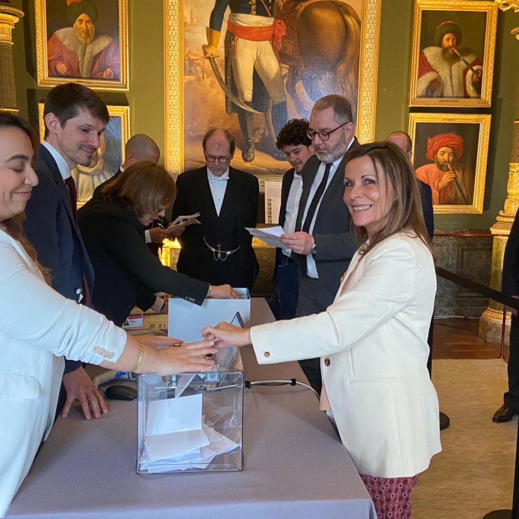 An image capturing the moment Congresswoman Isabelle Santiago casts her vote during a historic session at Versailles. This vote contributes to France becoming the first country to constitutionally safeguard abortion rights.