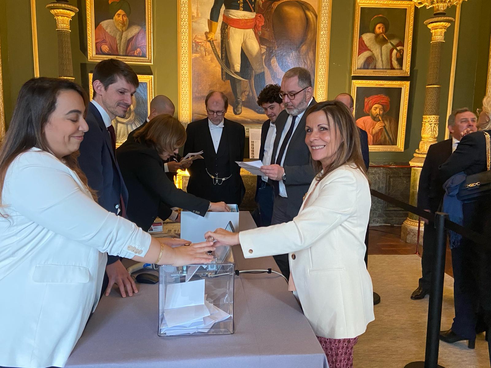 An image capturing the moment Congresswoman Isabelle Santiago casts her vote during a historic session at Versailles. This vote contributes to France becoming the first country to constitutionally safeguard abortion rights.